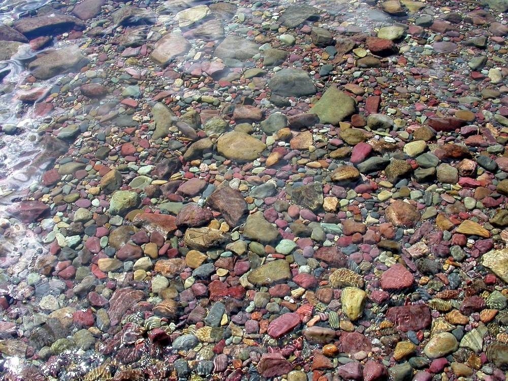 The Multicolored Rocks of Lake McDonald – Breaking International