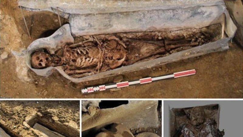 Archaeologists were surprised to find a prehistoric couple who had exchanged hearts before being buried