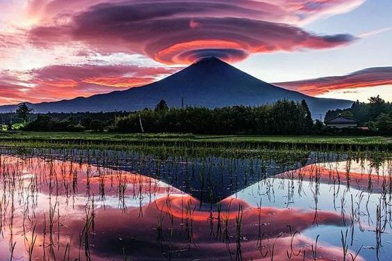 Lovely lenticular clouds formed on top of nature’s majestic volcano. – Breaking International