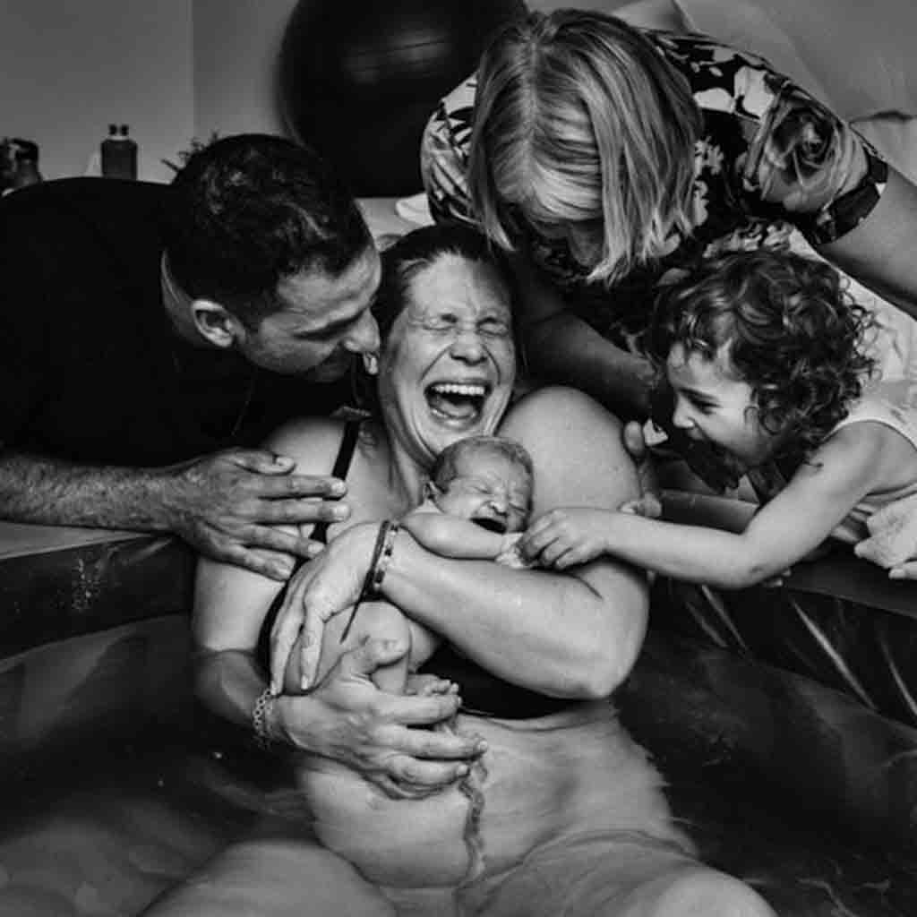 23 Photos that are said to Be the most beautiful of a woman giving birth to a baby are the joy and Happiness that Nature Bestows