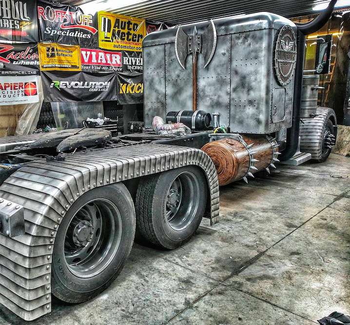 Custom truck Viking Haük, Peterbilt de choc - Breaking International