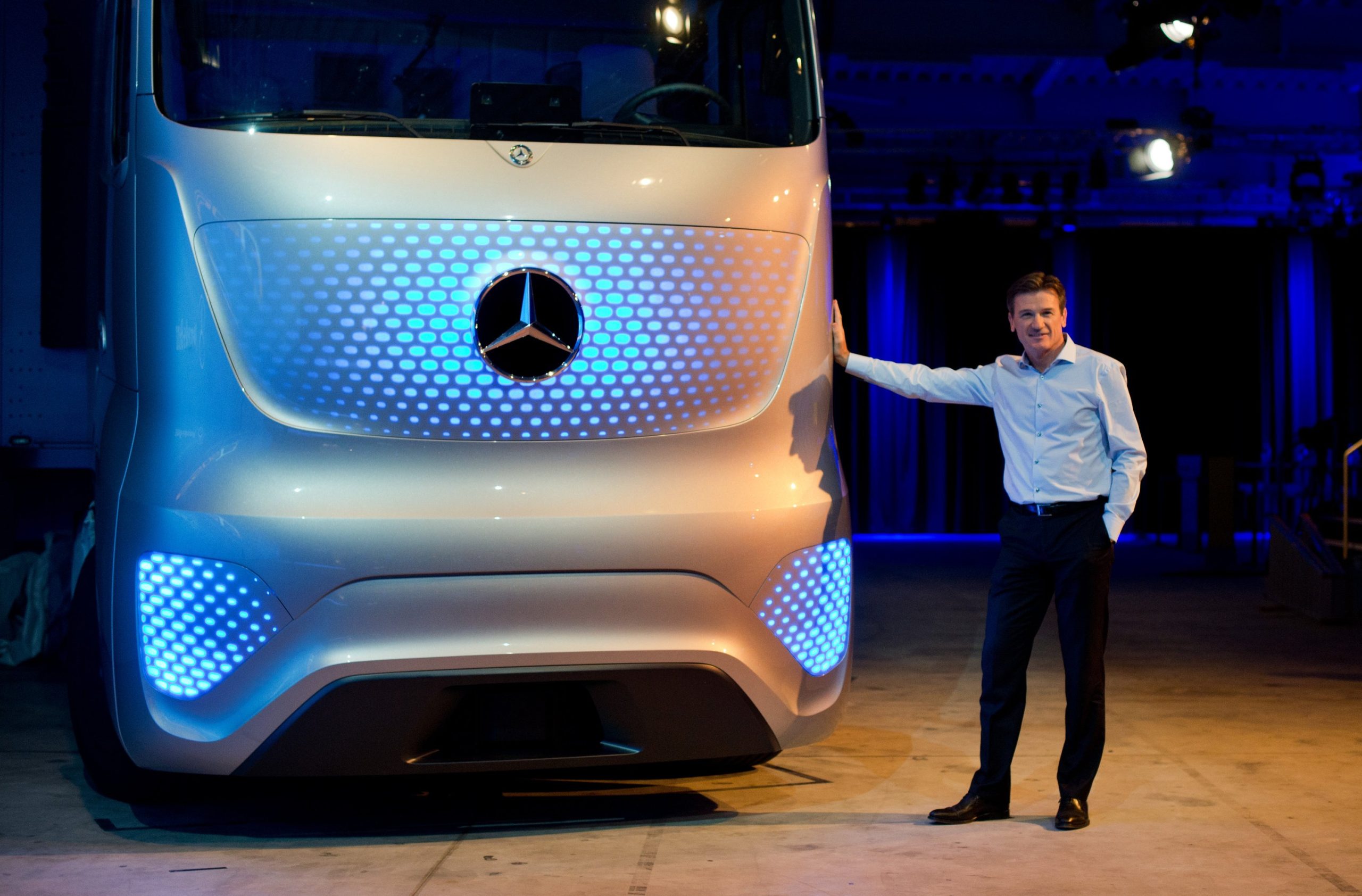Mercedes-Benz Future Truck 2025, where inspiring design meets cutting-edge technology that will take your breath away. This visionary concept is set to redefine the future of transportation, embodying a harmonious blend of innovative aesthetics and groundbreaking features.#suppercar